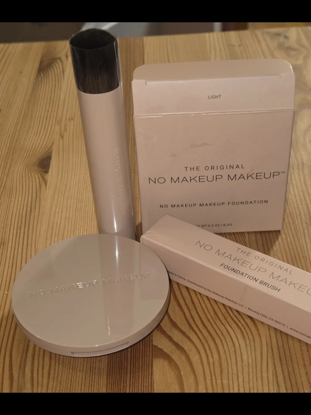 No Makeup Makeup Compact (Shade Light) and Foundation Brush